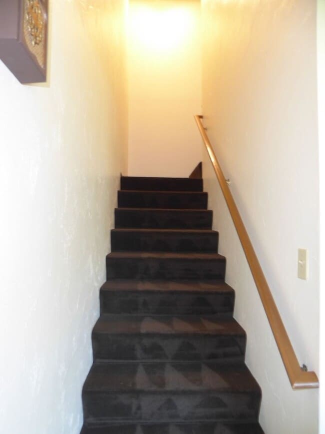Building Photo - Pet Friendly Valley 2 story town home 2BD/...
