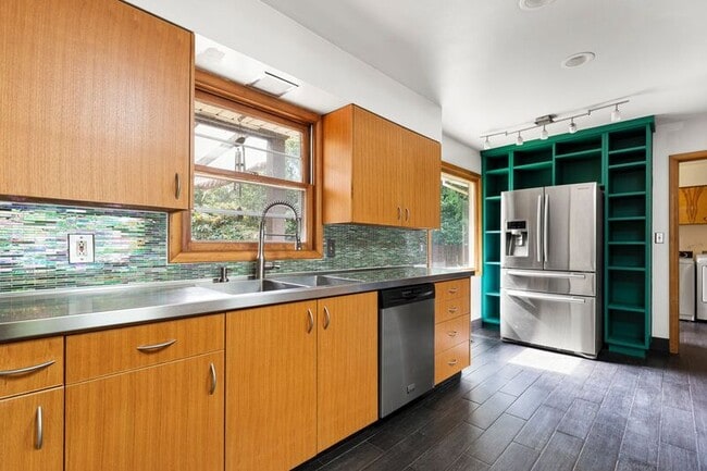 Primary Photo - 2948 SE Sherrett St