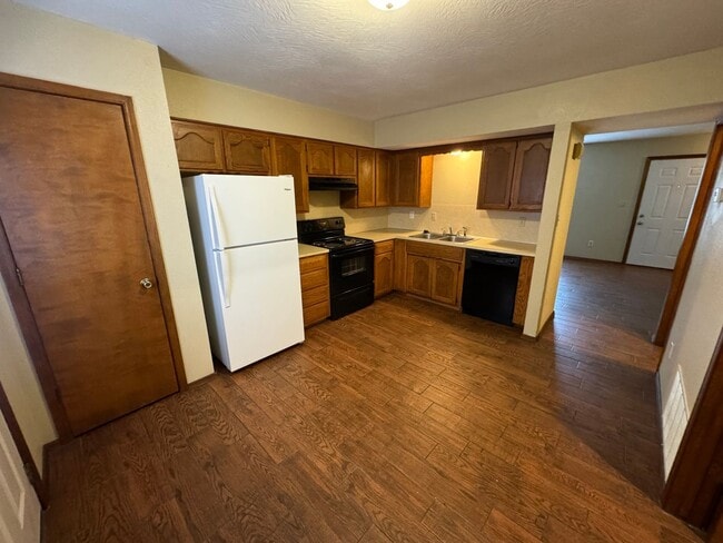 Building Photo - 2 bedroom 1.5 bath home in a great location!