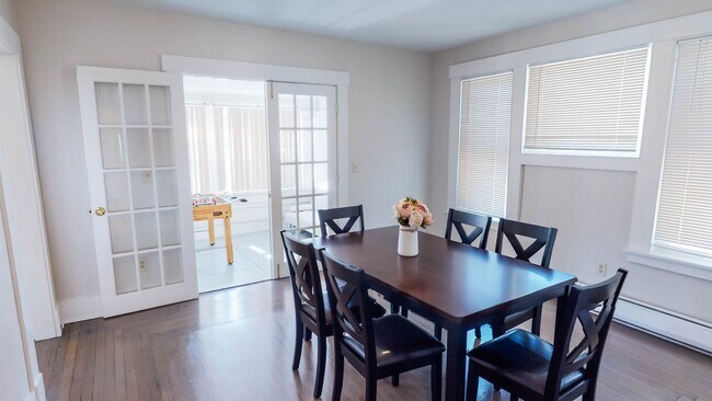 Building Photo - Charming and Spacious 5BD 2.5BA House in Beaver Hills!