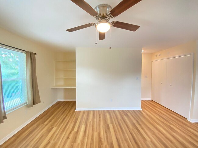 Building Photo - Wow! 2 bedroom, 2.5 bath, two story townho...