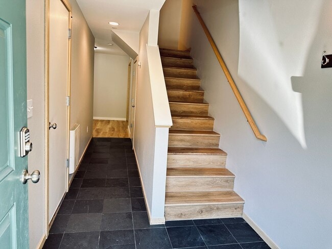 Building Photo - Shoreline - 2 Bedroom plus 1 den/ 2 Bath T...