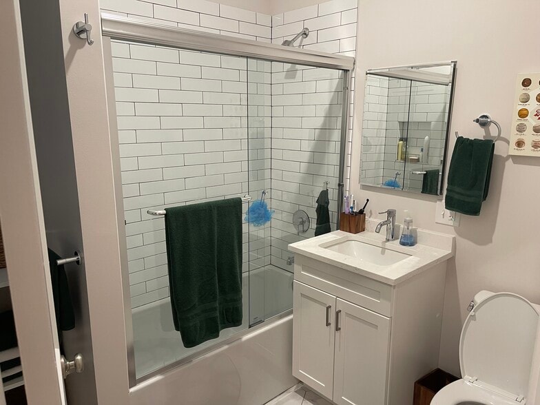 Building Photo - 3748 N Racine Ave