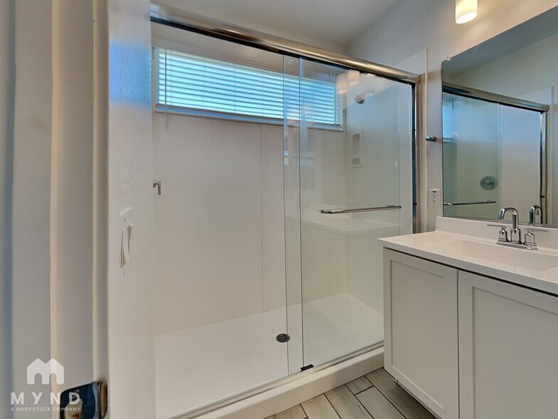 Building Photo - 901 S Smith Rd