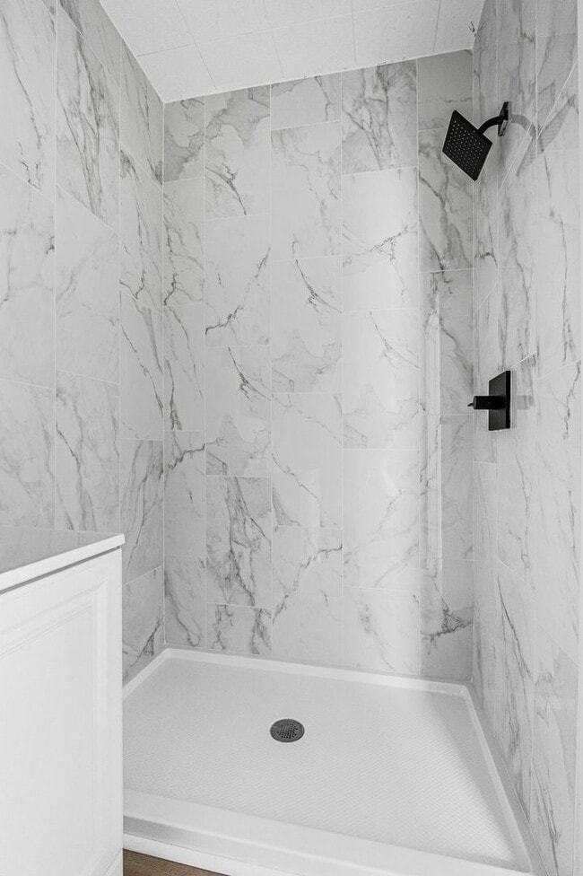 Building Photo - 3 bedroom house in Kendallville! CHRISTMAS...