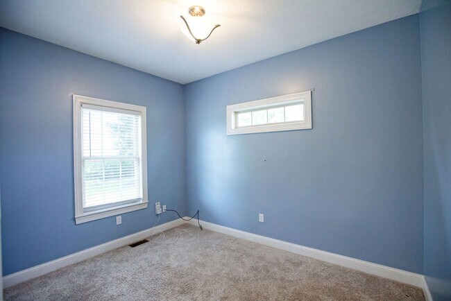 Building Photo - 3 Bed (with 4th bed potential downstairs),...