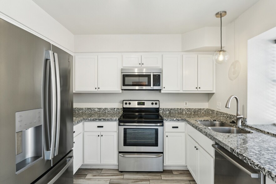Building Photo - 4901 E Kelton Ln