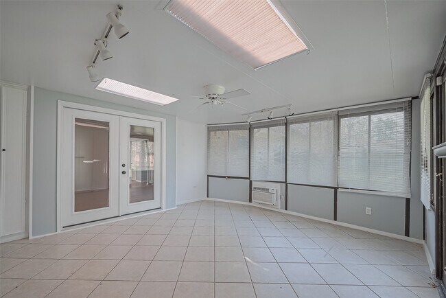 Building Photo - 16506 Amcreek Rd