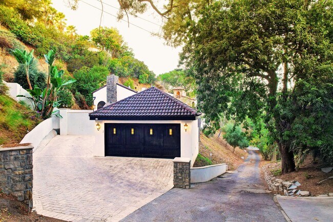 Building Photo - Fully Furnished Luxurious Spanish Mediterranean Villa in Hollywood Hills: 4-Bedroom, 2.5-Bath Ret...