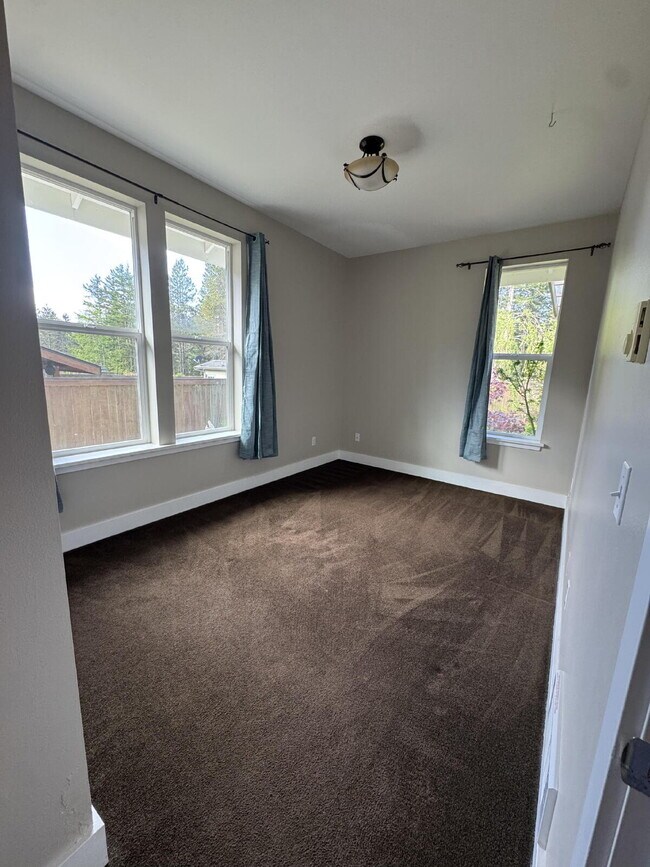 Building Photo - Single-family 3-bedroom home in a desirable neighborhood in town!