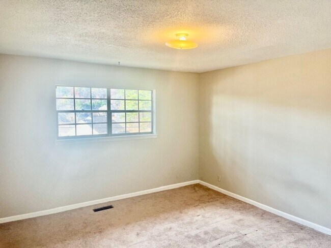 Building Photo - 213 Chateau Dr SE