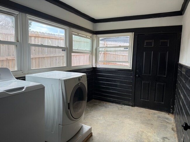 Building Photo - **1/2 OFF 1st Month Rent- 2 bedroom 1 bath...