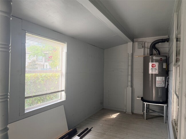 Building Photo - 1631 Chantilly Ln