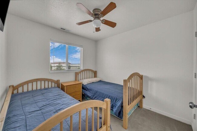 Building Photo - Hidden Valley Townhome!! END UNIT!