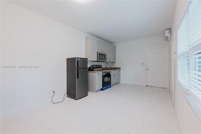 Building Photo - 2621 SW 12th Terrace