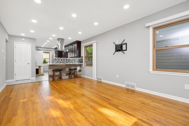 Building Photo - 5348 N Lydell Ave