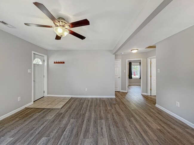 Building Photo - Charming 3 Bed, 2 Bath Home Minutes From B...