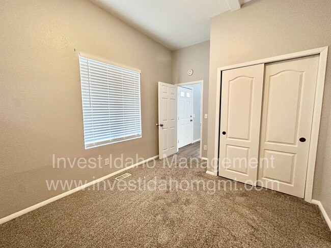 Building Photo - Fantastic location in SE Boise