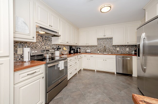 Building Photo - Coastal Living at Its Best – Fully Furnish...