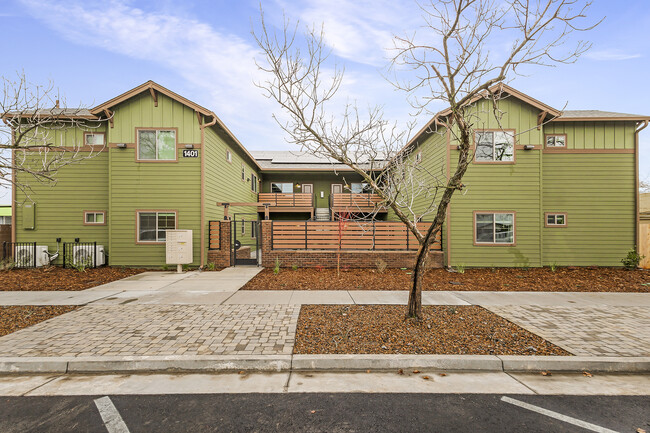 Front of Building - Courtyard at Oakdale