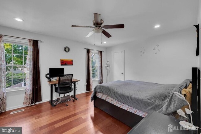 Building Photo - 5 Pond View Dr