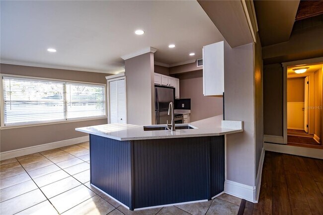 Building Photo - 2026 Sunset Ln