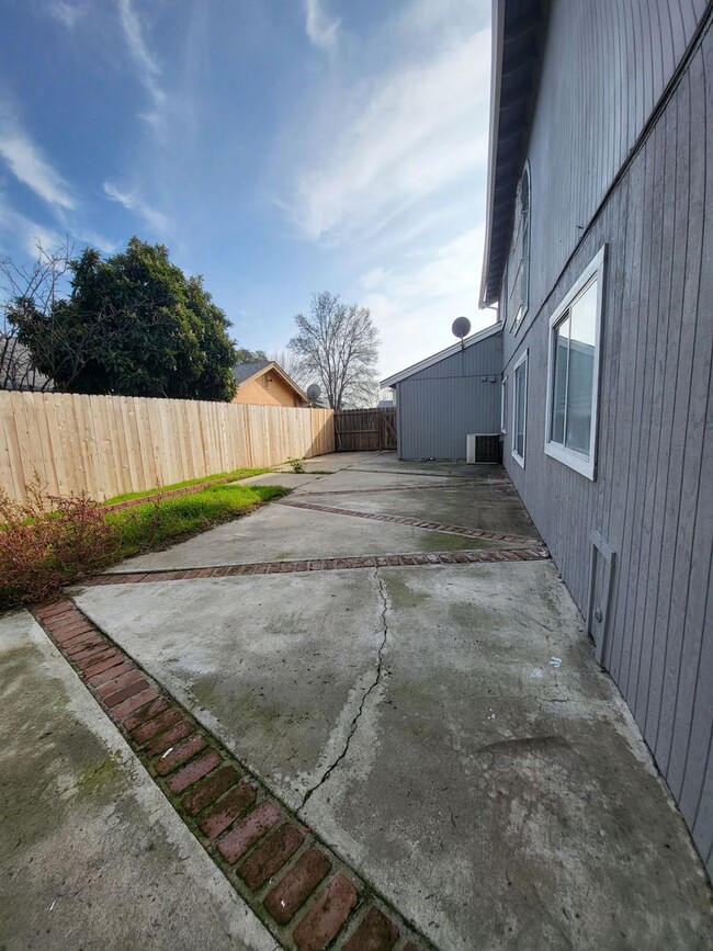Building Photo - Beautiful home well maintained 4 Bedroom 3...