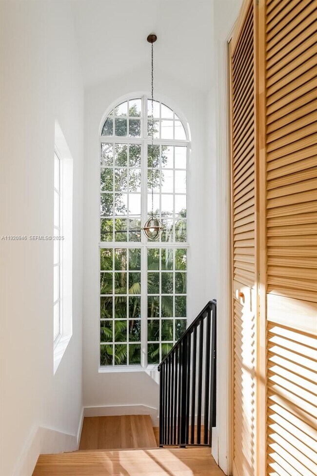 Building Photo - 1916 Ferdinand St