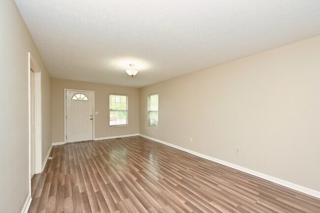 Building Photo - Springfield Gem! 3BR/2BA with Big Yard, St...