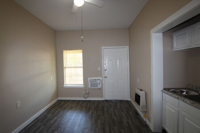 Building Photo - Available! 1 Bedroom, 1 Bath in Tyler!