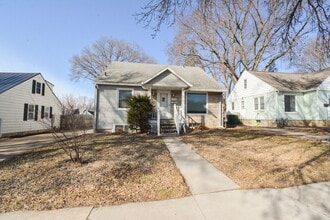 Building Photo - Move-In Ready Duplex Unit with Large Yard!