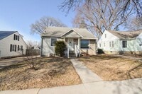 Building Photo - Move-In Ready Duplex Unit with Large Yard!