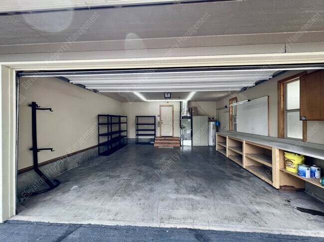 Building Photo - Inviting single-level home in forested SW Bend neighborhood