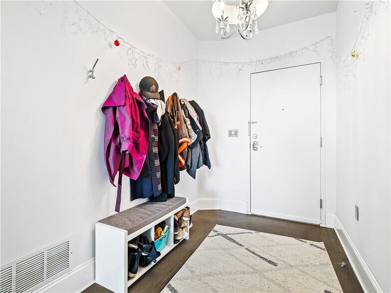 Entryway - 701 W Lakeside Ave