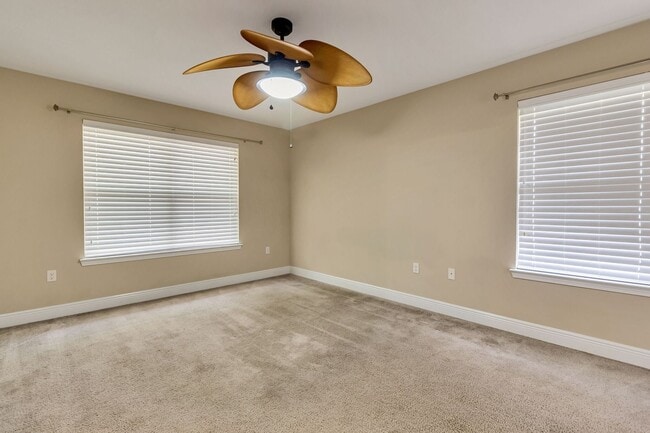 Building Photo - 4 Bedroom in Gulf Breeze!!