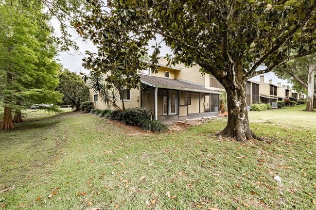 Building Photo - NEW PRICE! 3/2 Palm Harbor Townhouse