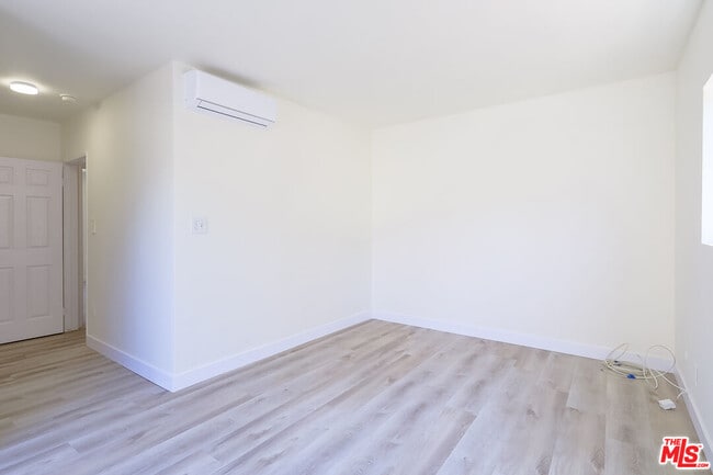 Building Photo - 825 S Detroit St