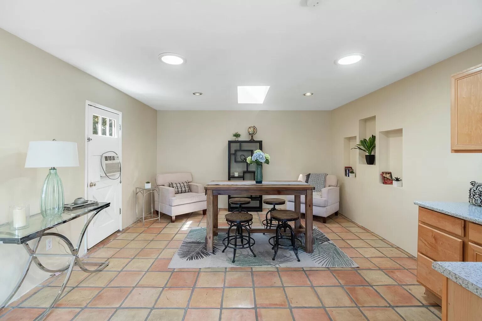 Come into the guest house and enjoy !!! - 14024 Peach Grove St