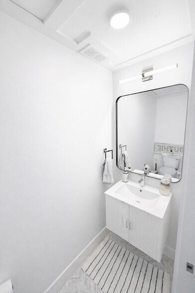 Building Photo - 654 E Broadway