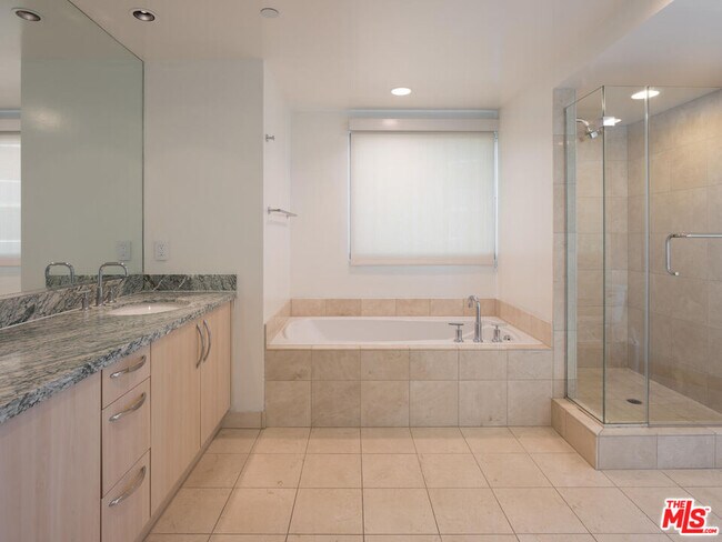 Building Photo - 13650 Marina Pointe Dr