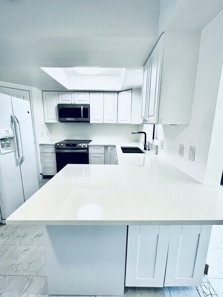 Kitchen - 4158 Tamiami Trl
