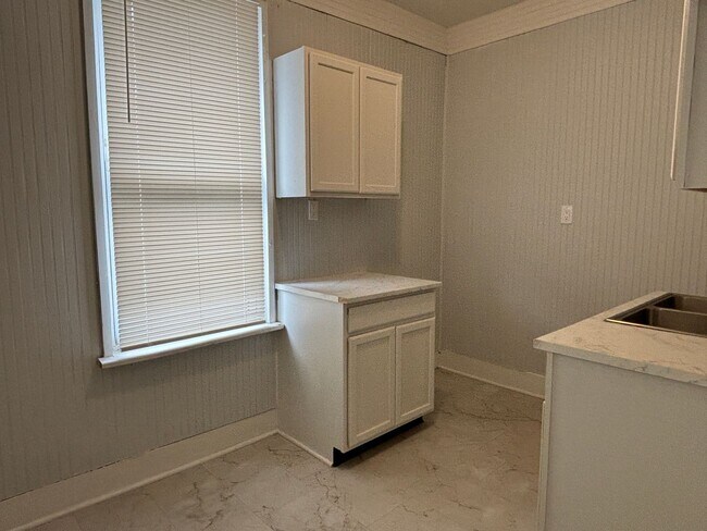 Building Photo - 330 N Arsenal Ave