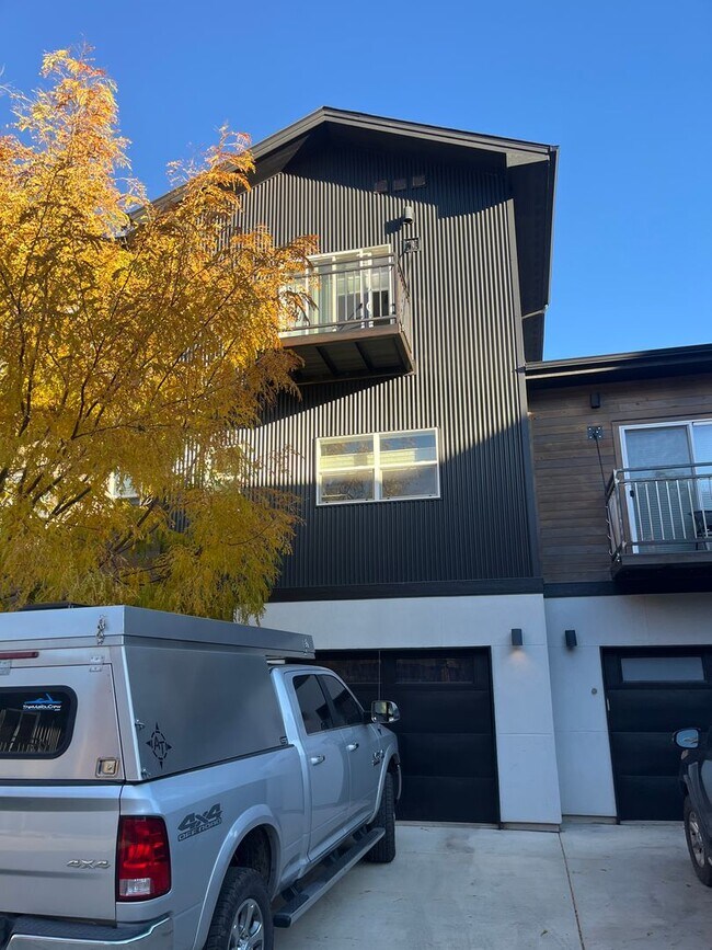 Building Photo - 180 Metz Ln