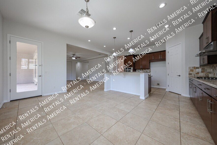 Building Photo - 1935 W Sparrow Dr