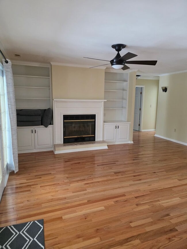 Building Photo - Beautiful 3 bedroom, 2 bath house with one car garage, located on Cummins Creek