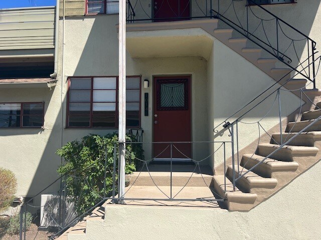 Building Photo - 1014 1/2 Hyperion Ave