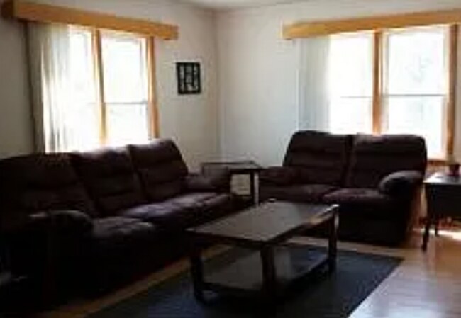 Building Photo - VIDEOTOUR: Remarkable 4-bedroom Home! PETS WELCOME