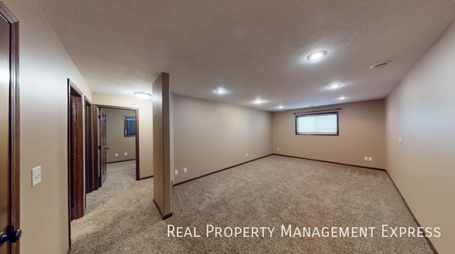 Building Photo - Modern 4 Bedroom 2 Bathroom Twin-Home in Tea