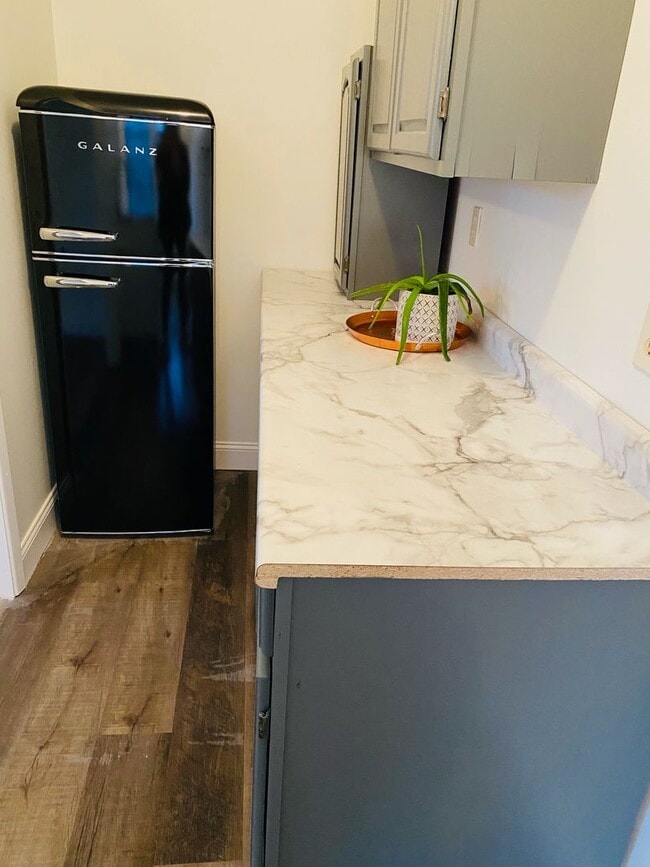 Building Photo - New Remodeled Downtown Home w/ detached carriage house, fenced back yard,