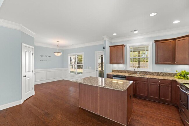 Building Photo - Minutes to the Beach! Conveniently located...